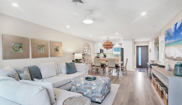RENOVATED 2/2, Pool, Walk to St. Armands and Beach