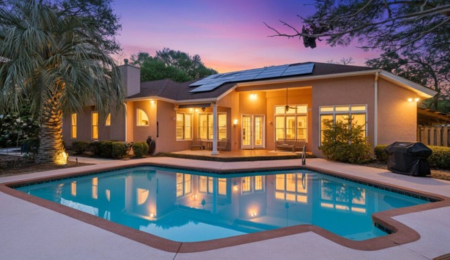Renovated 4 Br House w/Private Pool/Hot Tub