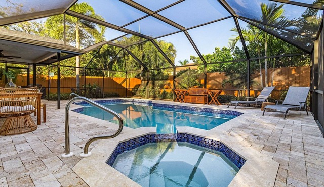 Renovated Villa less than 1 mile to beach with Pool & Spa! Dog Friendly!