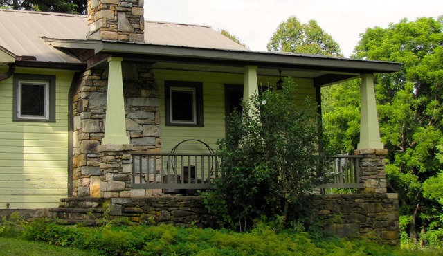 Restored Farmhouse 1920s. Family and Pet Friendly. Borders National forest in Barnardsville