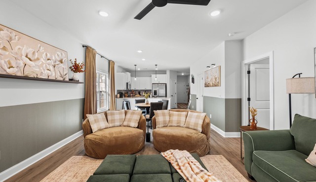 Retreat @ The Hollow Luxury 3BR 3BA Garage Patio & Backyard ECU