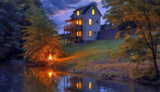 Riverfront Fishing, Firepit, Large Deck & Near Bristol Motor Speedway