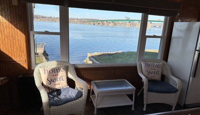 Riverfront Hideaway By LeClaire & I-80 - Close to TBK Sports Complex! in East Moline