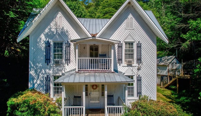 Riverfront Historic McGuire Mountain House in Todd