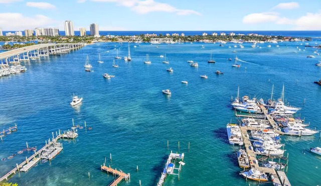 Riviera Relaxing 2-bedroom house w private terrace + AC Near Island & beach in Riviera Beach