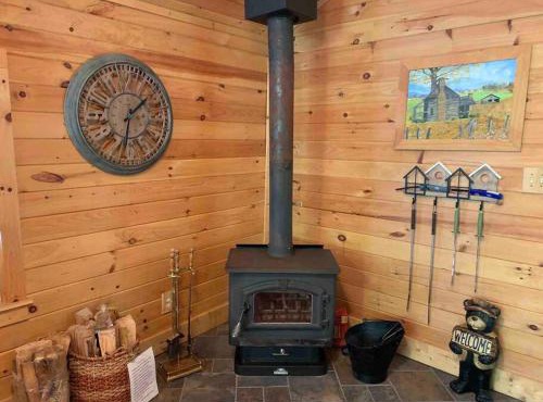 Romantic Chalet w/Hot Tub close to Roan Mountain