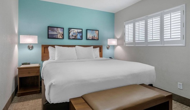 Romantic Island Stay | Free Parking & Breakfast | Pool Access | Pet Friendly in Jekyll Island