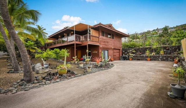 Romantic Tropical Retreat, 150 yds from the Ocean! in Captain Cook