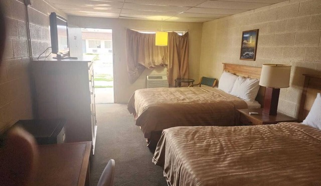 Room with 2 Queen Beds Perfect for Family Road Trips - Explore Chalk Pyramids! in Quinter