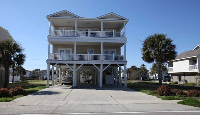 ROYAL PARADISE, 2ND ROW, 8 BEDROOM, 8.5 BATH, PRIVATE POOL AND HOT TUB, ELEVATOR