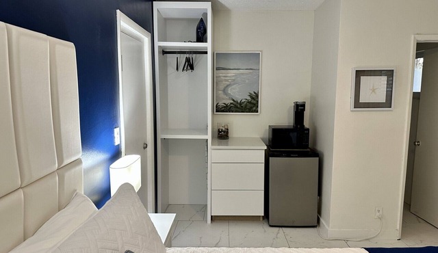 Sapphire by the Sea - Unit 7 - Queen Studio, heated pool, walk to the , Sleeps 2