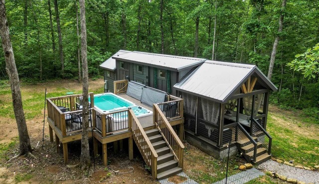 Scenic Mountain Cabin with Lake Access and Waterfall Views near South Cumberland State Park Tennessee