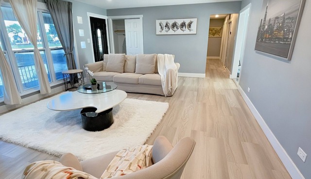 Schaumburg Modern 4BR Farmhouse w/Private Master & Sleeps 9. Families & groups in Schaumburg