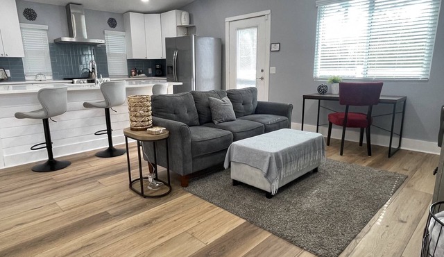 Sea Glass Cottage - Charming Apartment Minutes to Downtown St Pete