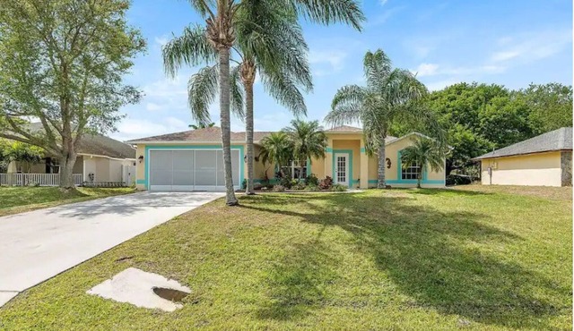 Sebastian Sunshine Retreat Coastal Oasis with Pool and Mini golf on Fl