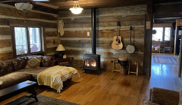 Secluded 16-Acre Mountain Lodge Sleeps 12 Firepits & Mountain Views