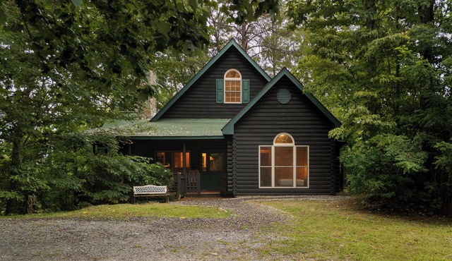 Secluded Cabin Getaway – Views, Hot Tub, Pets