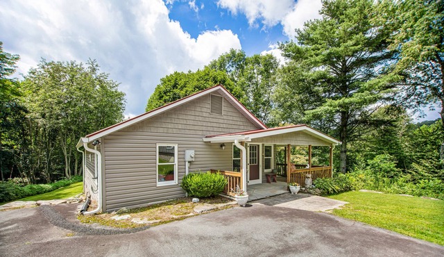 Secluded lakeside cottage on 1.25 acres with wraparound deck, firepit & AC
