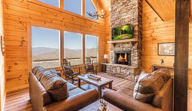 Secluded Luxury Cabin - Mountain Views, Fire Pit, Great Location! Sleeps 8.
