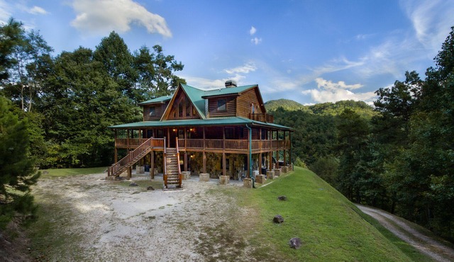 Secluded Mountain Lodge with private dock on a picturesque lake