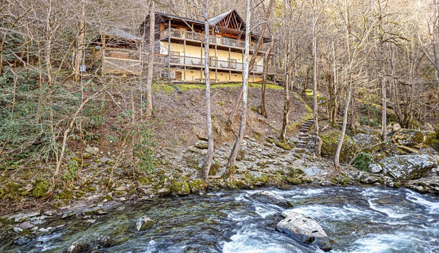 Secluded onRiver, 4 K Suites Fishin Firepit Hottub