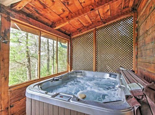 Secluded Sevierville Cabin w/Hot Tub!