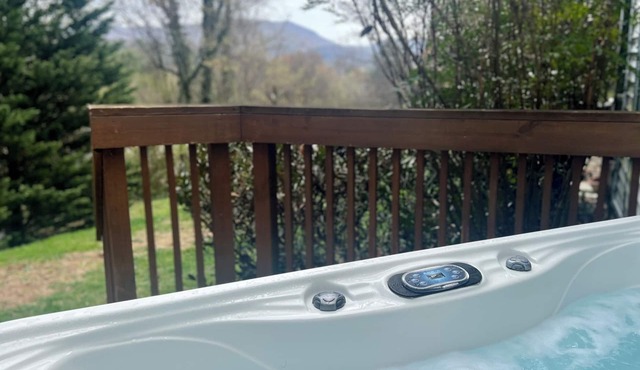 Secluded Spacious Cottage with Mountain views 1 mile to Downtown in Asheville
