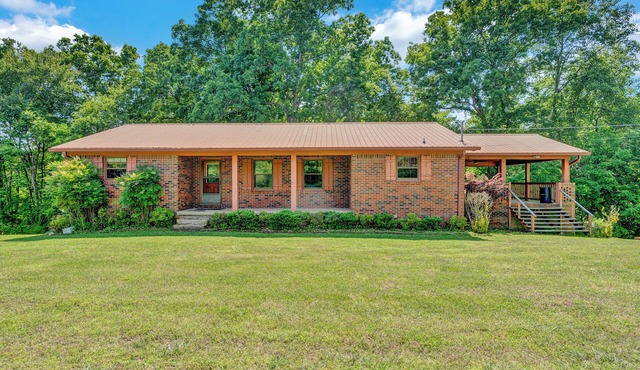 Seconds away from the lake, enjoy relaxing peace and quiet in spacious comfort