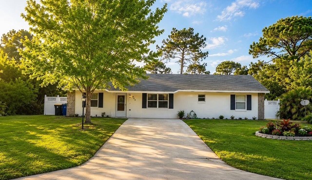 Serene 3-bedroom 2 bathroom house with pool and dining area