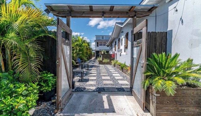 Shared Deck Pet Friendly Garden Courtyard