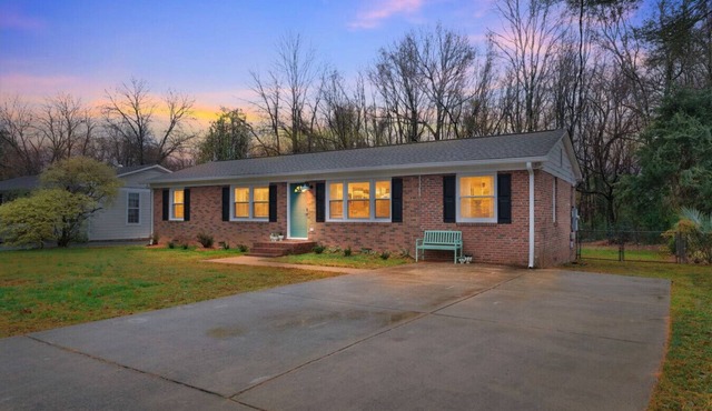She`s a Brick. House. Walkable Matthews NC. Pet Friendly!