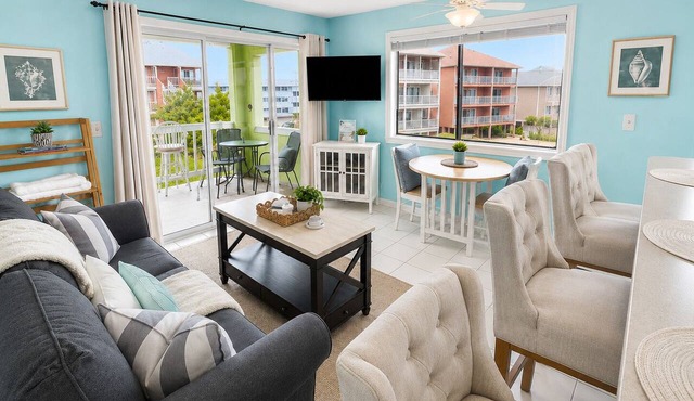 🏖️ Shoreline Hideaway . Pool . Steps to Beach . Sleeps 4
