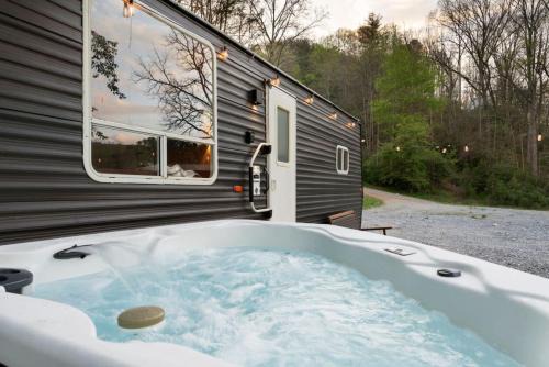 Skylar - Riverside Retreat, Hot Tub, Fire Pit and Mountain Views