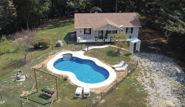 Sleeps 4-Paradise Retreat with Pool!