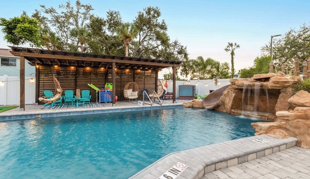 Sleeps 6 - Min to IMG - Pool w/Slide - Putt Putt