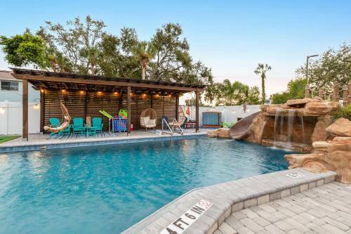 Sleeps 6 - Min to IMG - Pool w Slide - Putt Putt