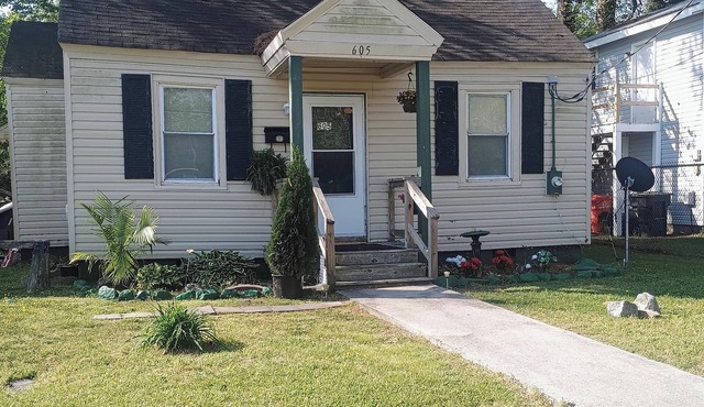 Small Cozy 2-bedroom house in tranquil Elizabeth City with AC. and wifi. cable