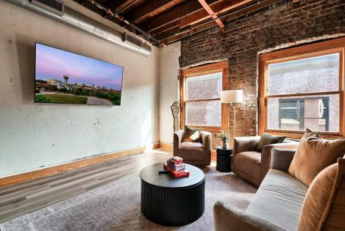 Soaring Designer Ceiling Condo near Market Square