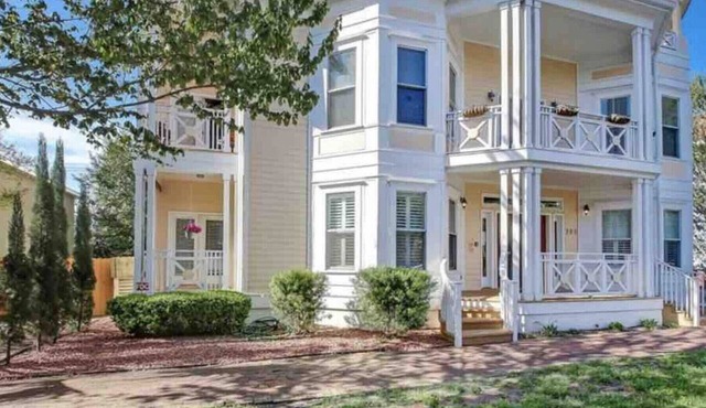 Spacious 2 bedroom apartment next to Forsyth Park