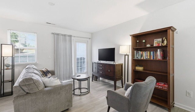 Spacious 2 bedrooms townhouse by the Greenway/Pool access