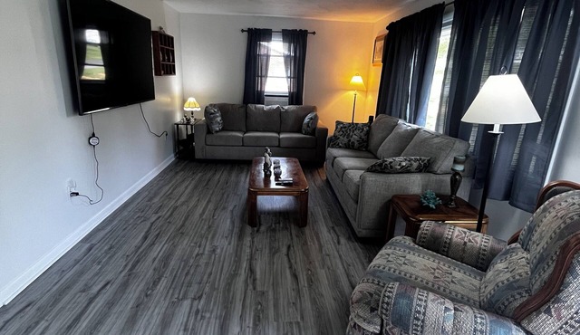 Spacious 4-bedroom house in charming Bluff City