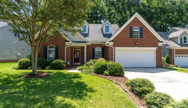 Spacious 4-bedroom house in welcoming Charlotte with AC close to shopping center