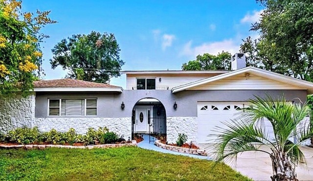 Spacious 5-bedroom house with AC, huge patio and Pingpong table in Altamonte