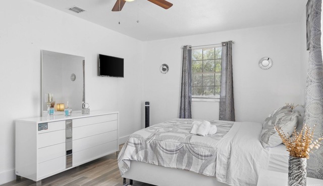 Spacious 5-bedroom house with WiFi, AC in amazing Fort Lauderdale