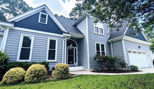 Spacious 5 Bedroom, Hot Tub, Arcade Room, EV Charger, Handicap & Quiet Culdesac!