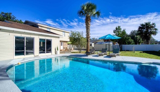 Spacious 5-bedroom Home w/large pool - 10 minutes to Everbank Stadium