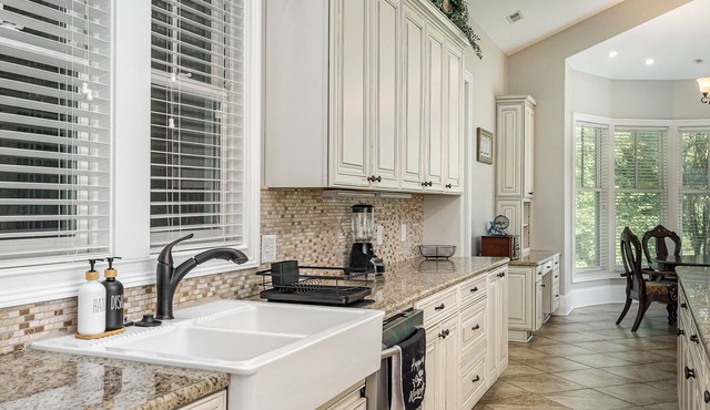 Spacious 6-bedroom house with WiFi, AC in charming Mint Hill