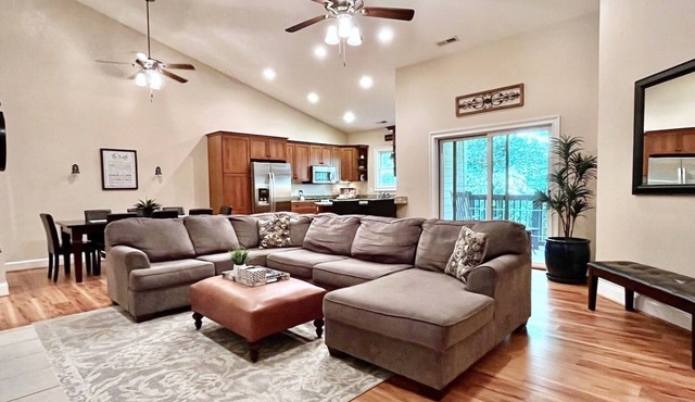 Spacious 6br/4ba Home - weekly & monthly rates avail.