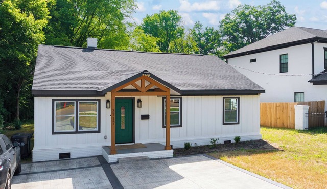 Spacious and Modern 4 Bedroom, 2 Bathroom Home in the Heart of CLT