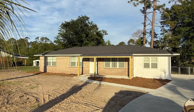 Spacious Hazlehurst Home 4 Bedrooms + Huge Fenced Backyard